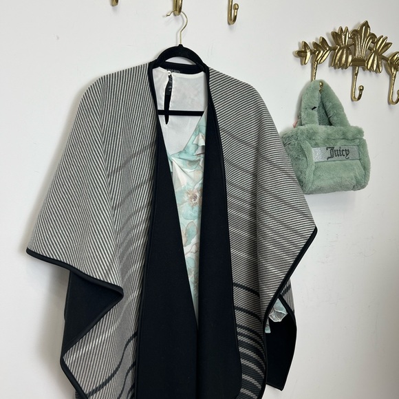 Parisian style Nicole Miller Fleece cozy Poncho/Shawl Xl - Picture 3 of 7